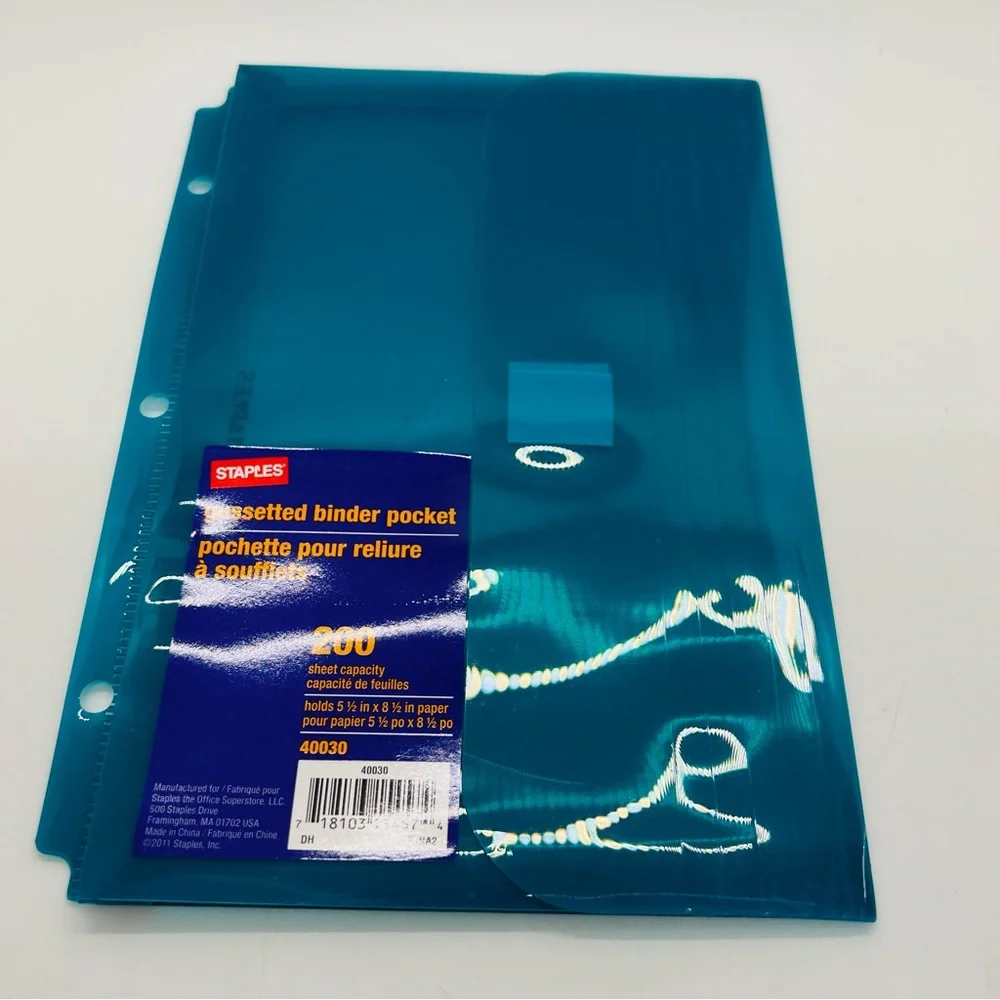 NWT Staples Gussetted Mini Binder Pocket fits 8.5” x 5.5” binders.Protects items